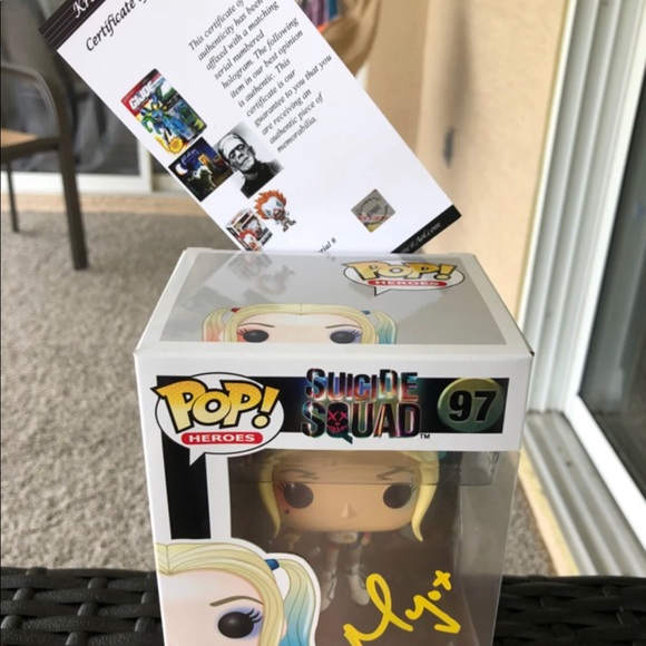 Funko Autographed HARLEY QUINN & Hoodie - Picture 4 of 10